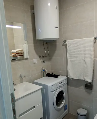 One-bedroom apartment with a jacuzzi in the living room, located in a modern building with an elevator — photo 10
